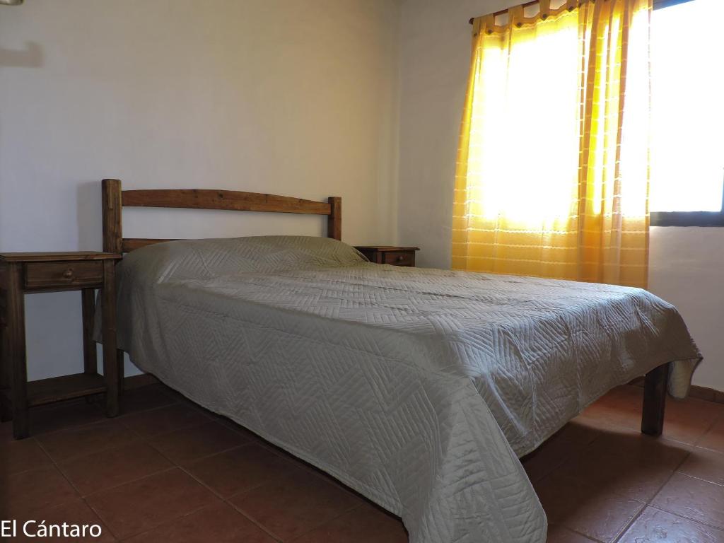 1 dormitorio con cama y ventana con colcha en El Cántaro en San Rafael