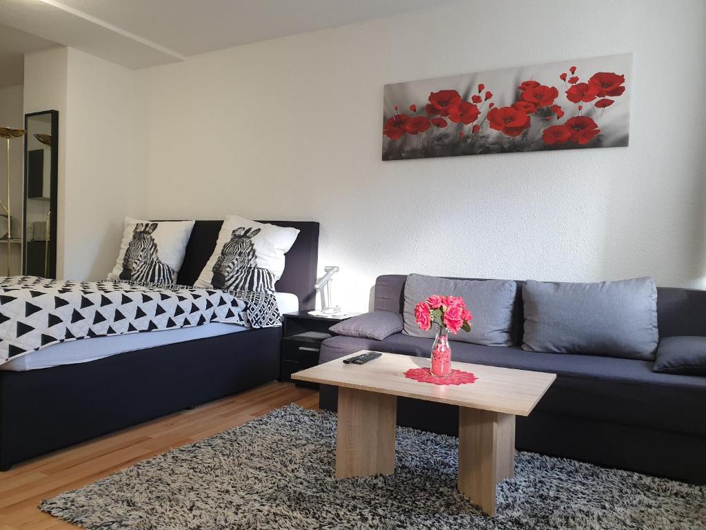 ein Wohnzimmer mit einem Sofa und einem Tisch in der Unterkunft DM Apartment in Triberg