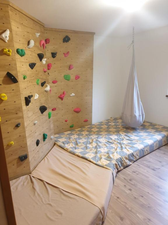 una camera con una parete da arrampicata e un letto di Apartmany chaloupka a Tanvald