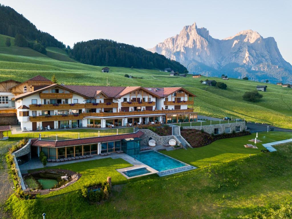 een luchtzicht op een resort in de bergen bij Hotel Rosslaufhof in Castelrotto