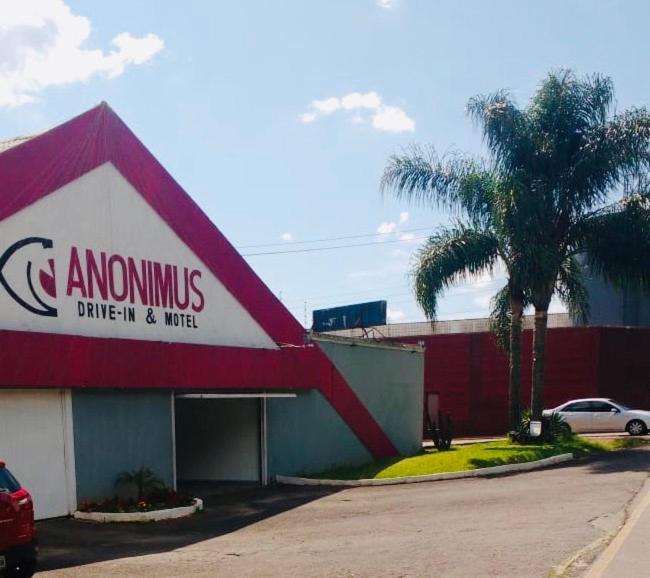 un coche aparcado frente a un edificio en Motel Anonimus, en Passo Fundo