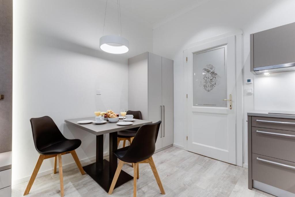 Kuchyň nebo kuchyňský kout v ubytování Lampi Aparthotel Prague