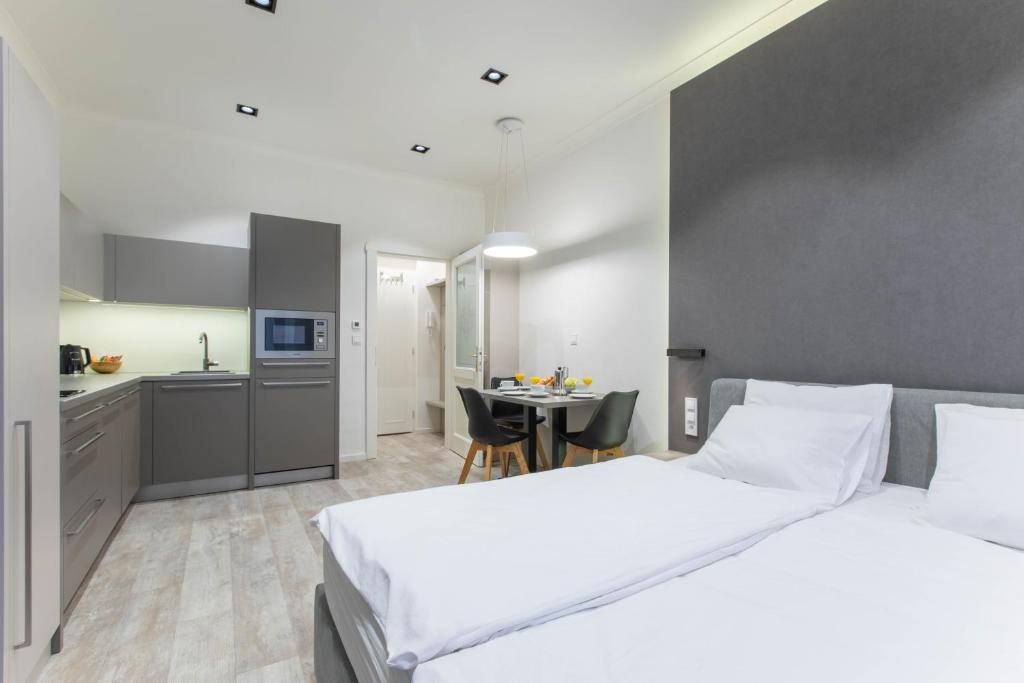 Kuchyň nebo kuchyňský kout v ubytování Lampi Aparthotel Prague