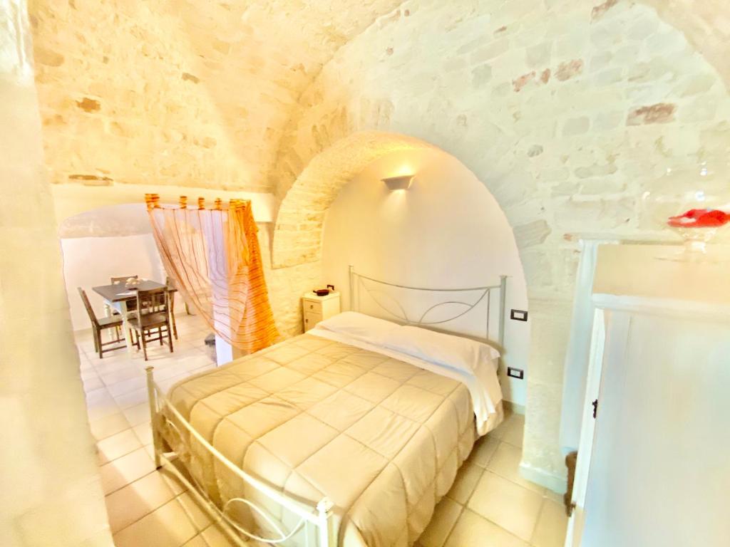 Łóżko lub łóżka w pokoju w obiekcie Trulli Fenice Alberobello