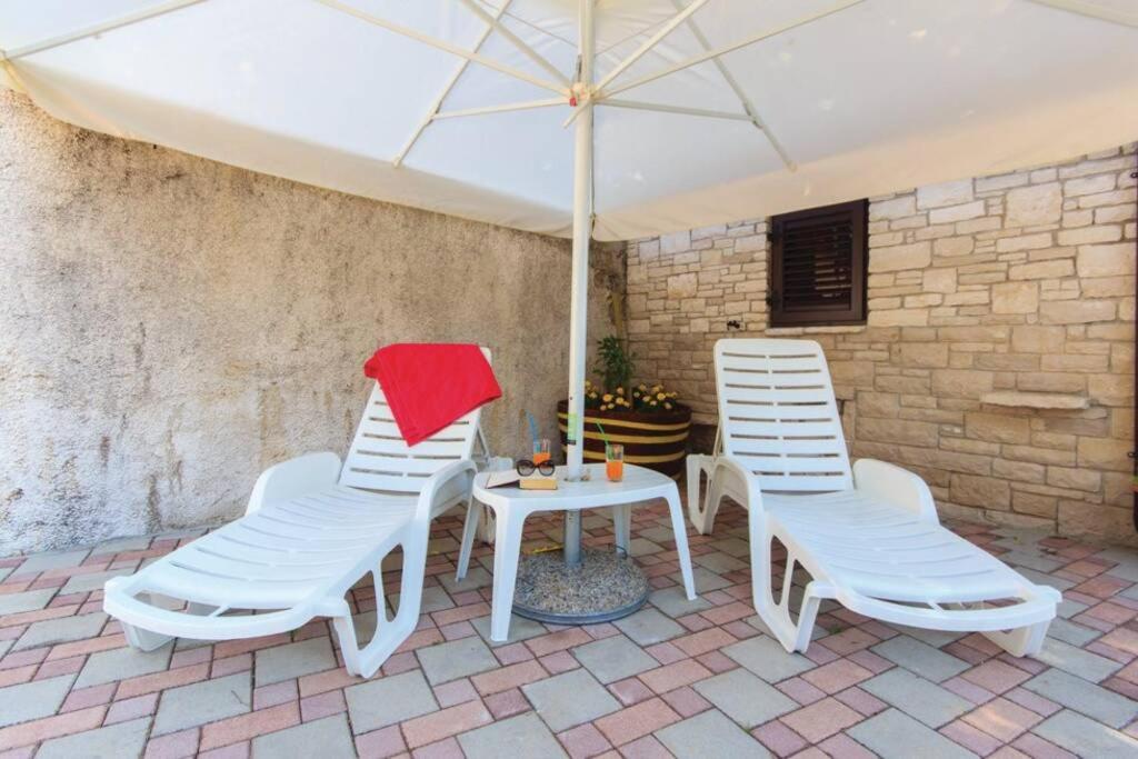 Patio alebo iná vonkajšia časť ubytovania Apartman Matija Rebići- Cozy getaway with jacuzzi & kid's playground