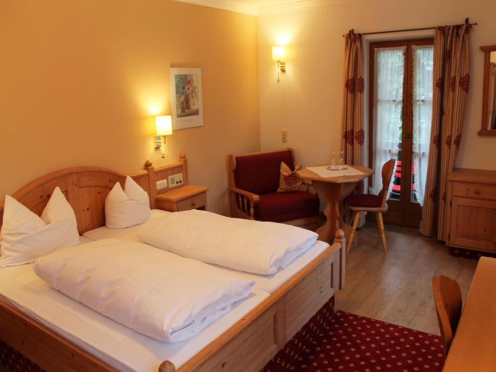 Postel nebo postele na pokoji v ubytování Hotel zur Post