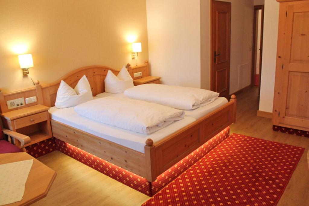 Postel nebo postele na pokoji v ubytování Hotel zur Post