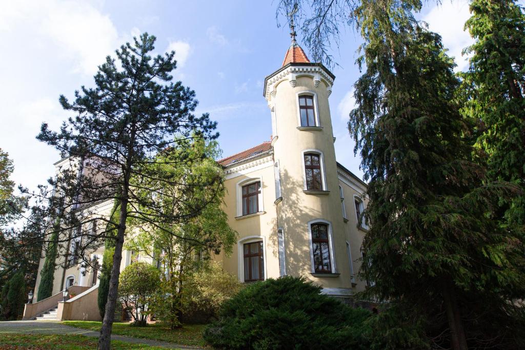 un edificio con una torre encima en Pałac Cieszyno, en Złocieniec