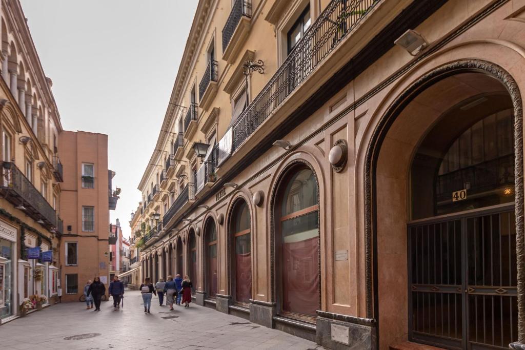 Escapada Romántica, 2 pax, Centro Histórico, Seville ...