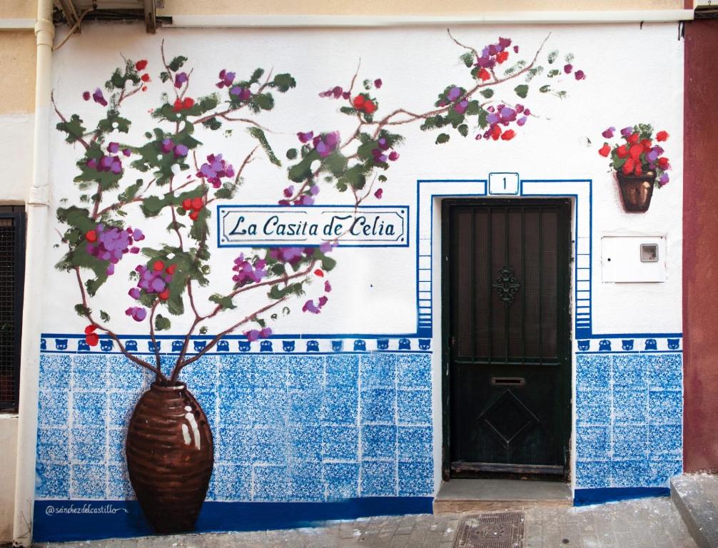 ein Gebäude mit einer Vase vor einer Tür in der Unterkunft La Casita de Celia in Alicante