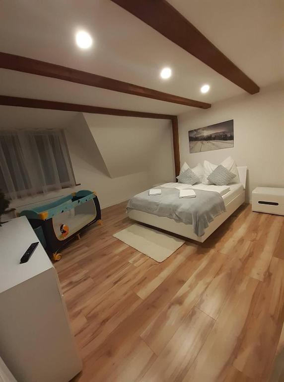 Postel nebo postele na pokoji v ubytování Apartamenty przy Świerku