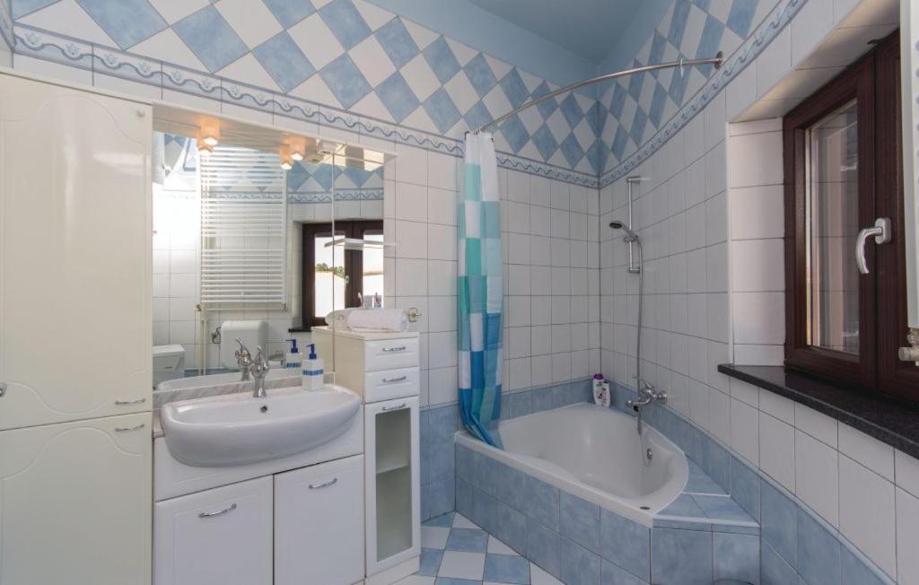 Kúpeľňa v ubytovaní Apartman Matija Rebići- Cozy getaway with jacuzzi & kid's playground