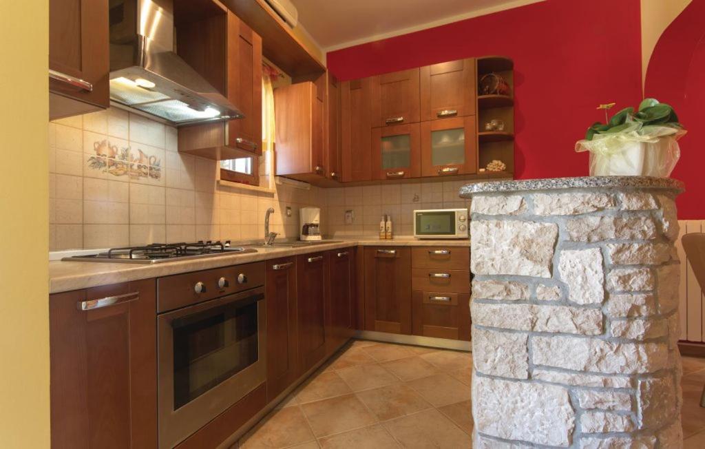 Kuchyňa alebo kuchynka v ubytovaní Apartman Matija Rebići- Cozy getaway with jacuzzi & kid's playground