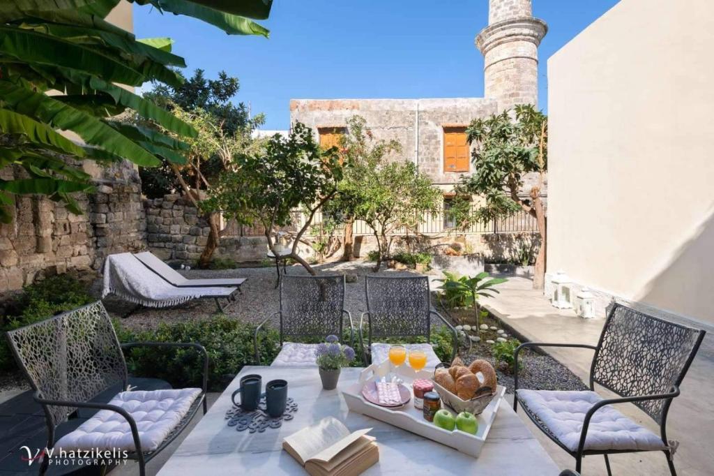 - une table avec un plateau de nourriture sur la terrasse dans l'établissement Aramis Boutique House, à Rhodes