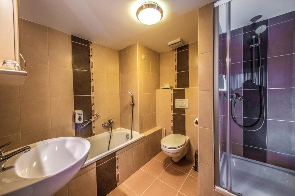 Kúpeľňa v ubytovaní Duna Hotel