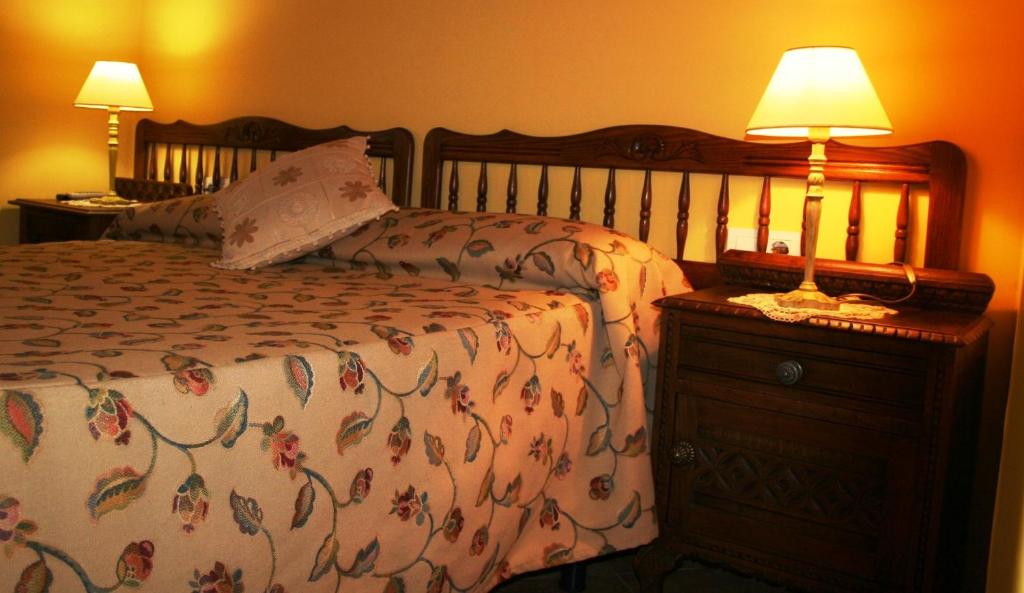 a bedroom with a bed and two lamps on a nightstand at Perlakua Saka in Deba