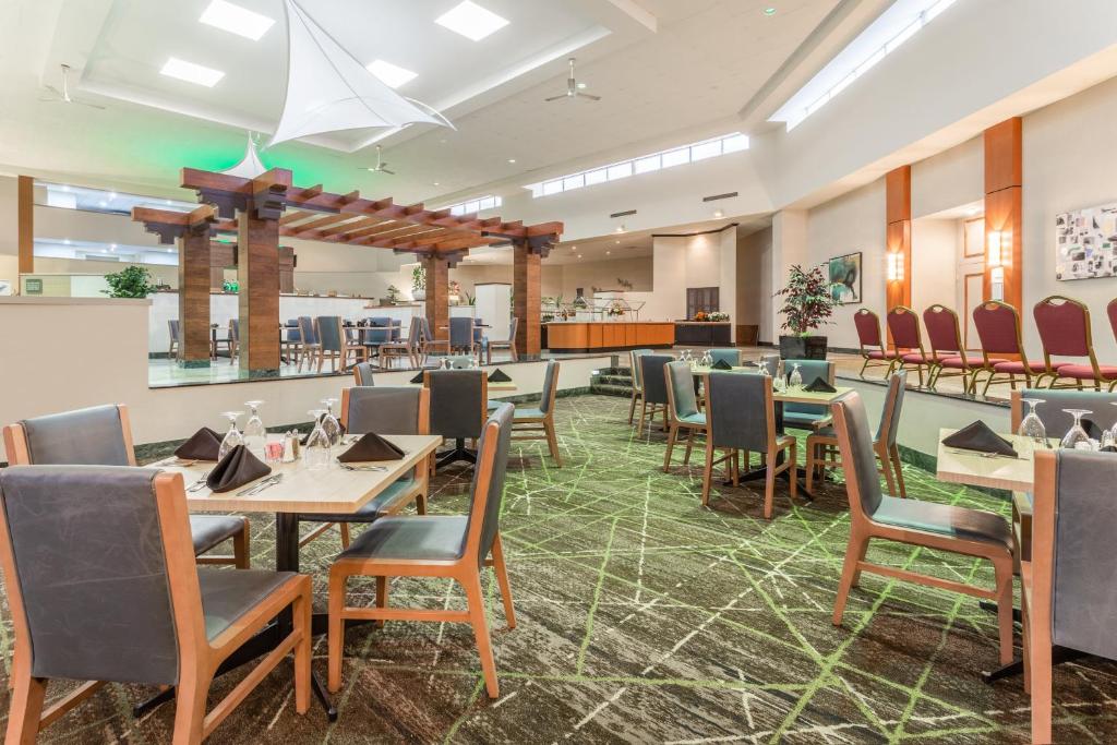 A restaurant or other place to eat at Holiday Inn Philadelphia South-Swedesboro, an IHG Hotel