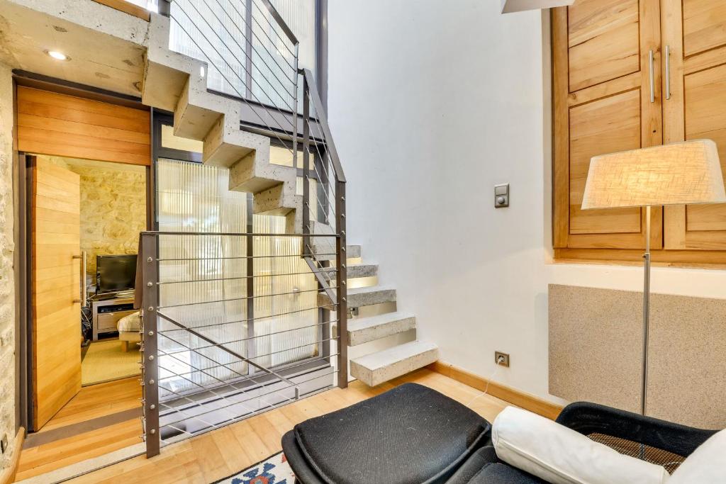 een woonkamer met een trap in een huis bij Designer Haus in Armissan