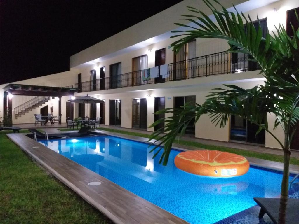 eine Villa mit Swimmingpool bei Nacht in der Unterkunft PRIME VILLAGE Cozumel in Cozumel