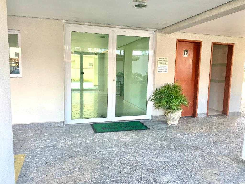  Apto 2 QTs c Garagem e Piscina no Centro