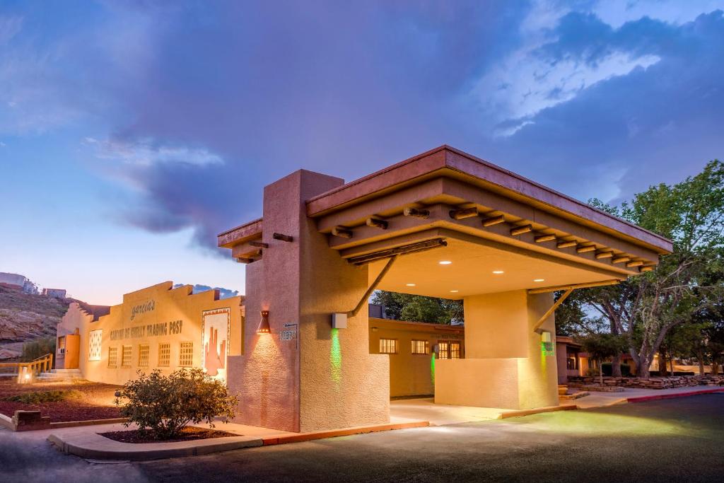 un hotel con un edificio con en Holiday Inn Canyon De Chelly-Chinle, an IHG Hotel, en Chinle