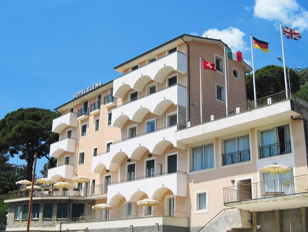 um hotel com duas bandeiras em cima em Hotel Elena em Recco