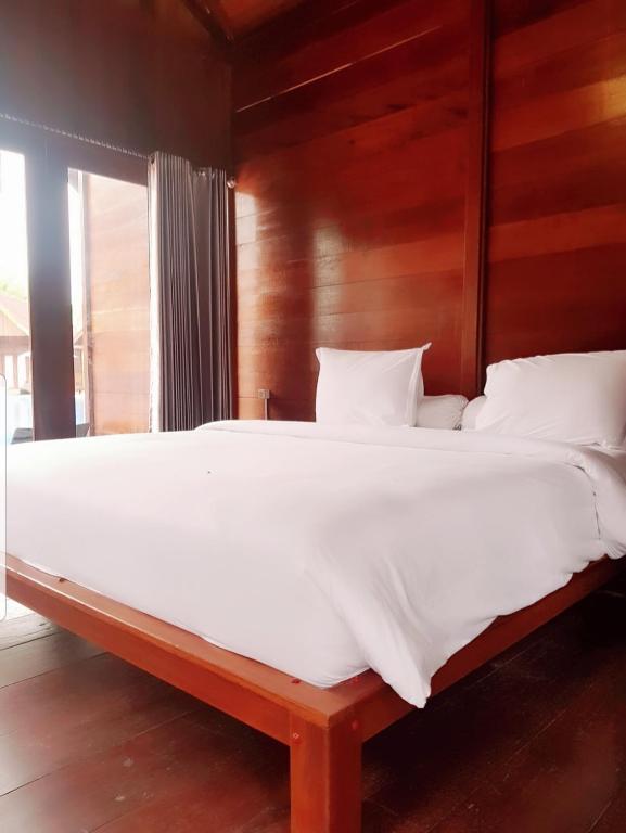 Postel nebo postele na pokoji v ubytování Korpak Villa & Resort Raja Ampat