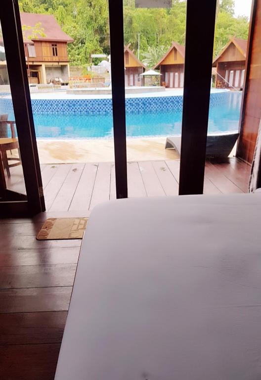 Bazén v ubytování Korpak Villa & Resort Raja Ampat nebo v jeho okolí