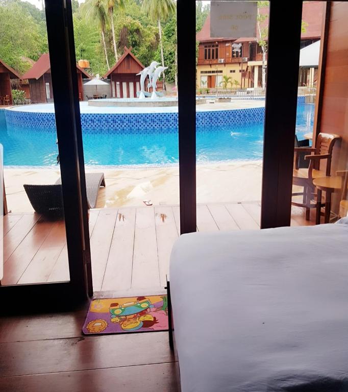 Bazén v ubytování Korpak Villa & Resort Raja Ampat nebo v jeho okolí