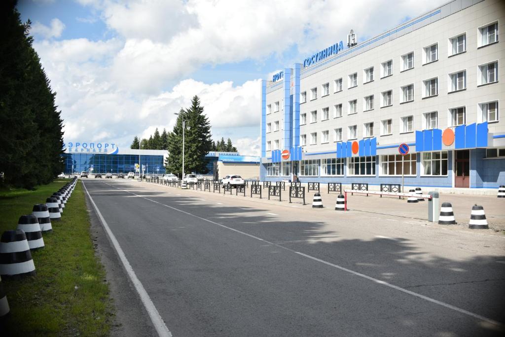 una calle vacía frente a un gran edificio en Hotel Aeroport, en Barnaul