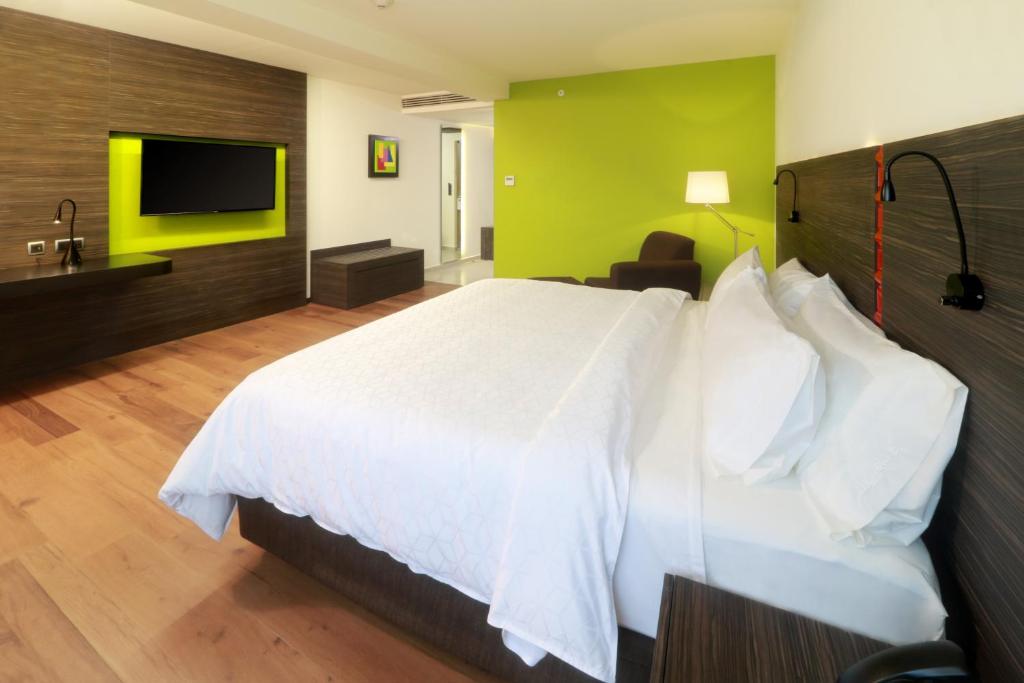 Una cama o camas en una habitación de Holiday Inn Express Mexico Aeropuerto by IHG