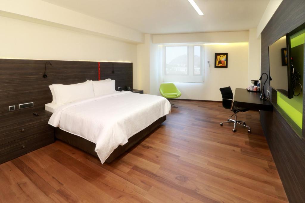 Una cama o camas en una habitación de Holiday Inn Express Mexico Aeropuerto by IHG