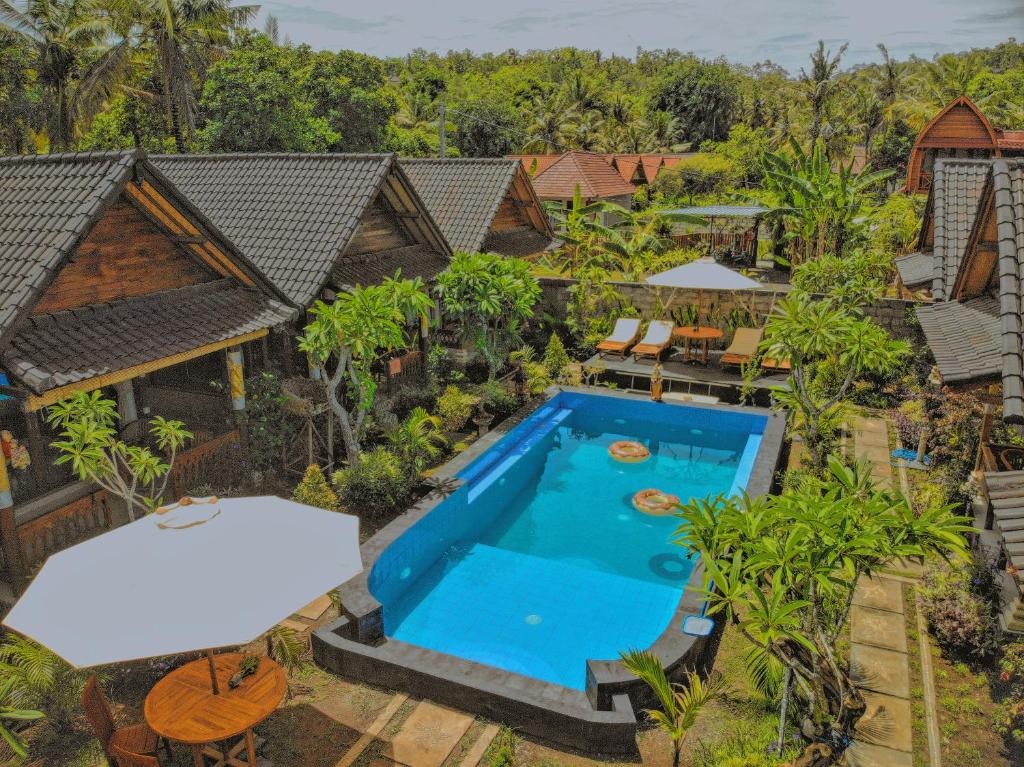 - une vue aérienne sur la piscine d'un complexe dans l'établissement Mertasari Bungalows, à Nusa Penida
