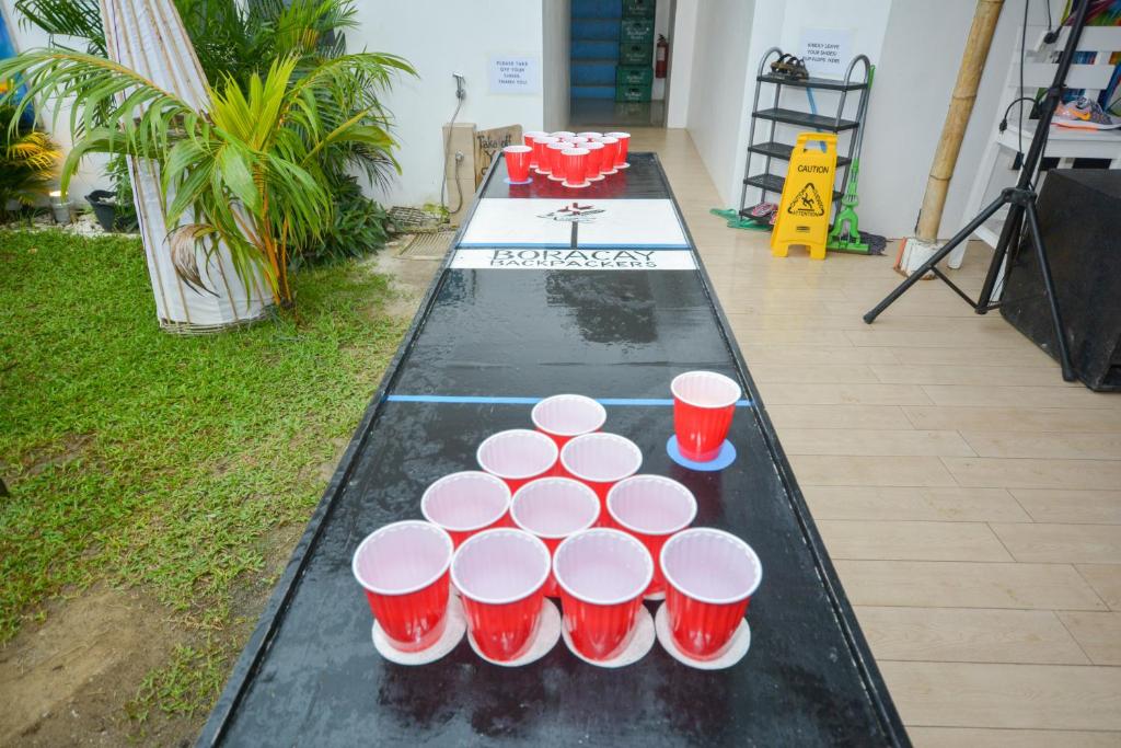 Stolní tenis v ubytování Boracay Backpackers nebo okolí