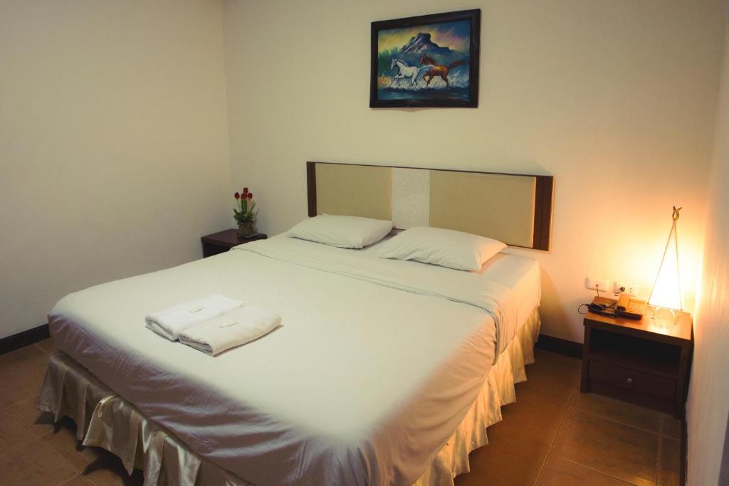Postel nebo postele na pokoji v ubytování The Residence Hotel -SHA Extra Plus