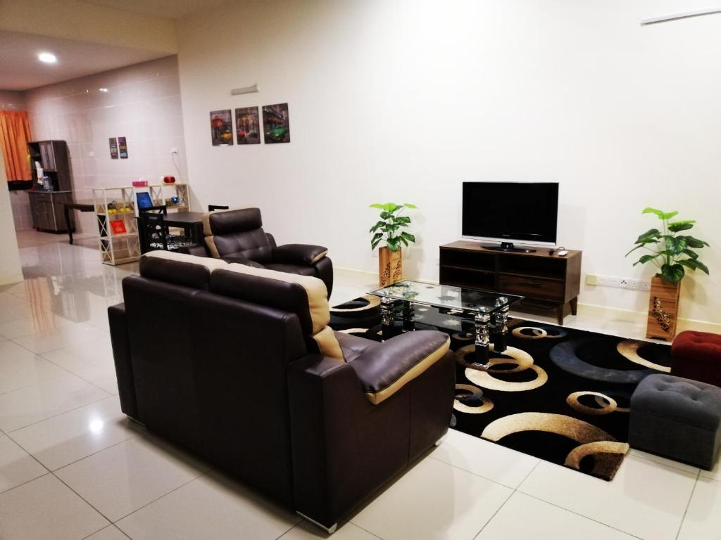 Il comprend un salon avec des canapés et une télévision à écran plat. dans l'établissement A&D Home-stay @Kota Warisan, Sepang (KLIA 15 min), à Sepang