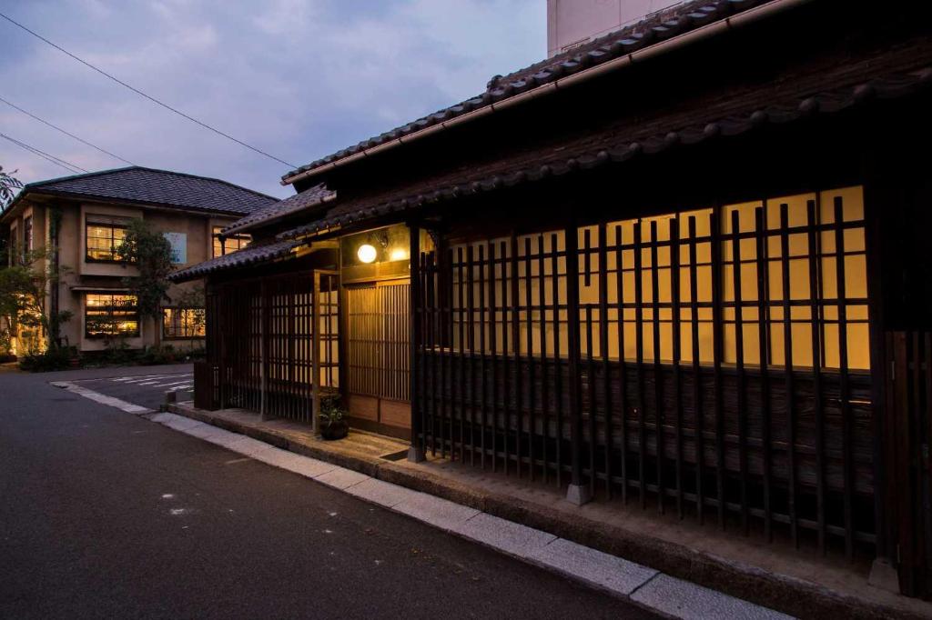 un bâtiment avec une clôture sur le côté d'une rue dans l'établissement Kitahama Sumiyoshi, à Takamatsu