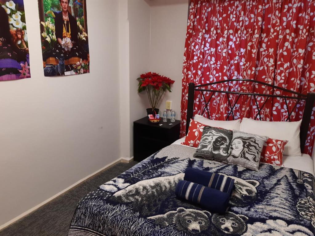 1 dormitorio con 1 cama con cabecero rojo en Alameda House en Ciudad de México