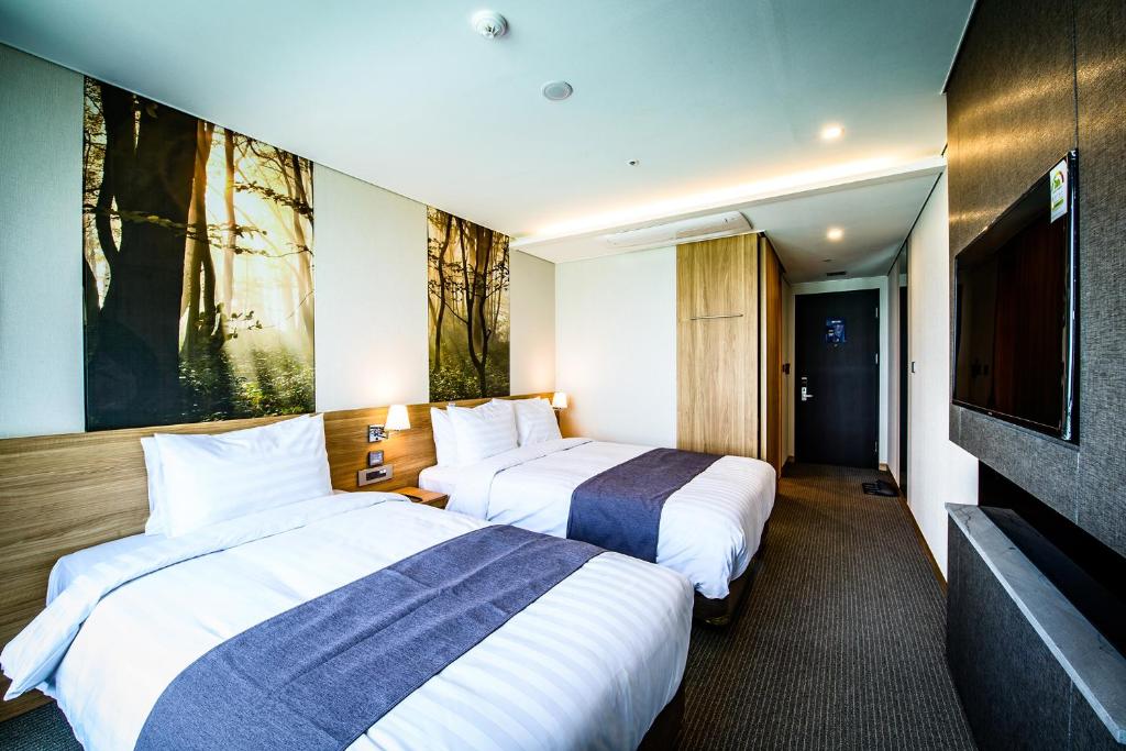 Postel nebo postele na pokoji v ubytování Utop Ubless Hotel Jeju