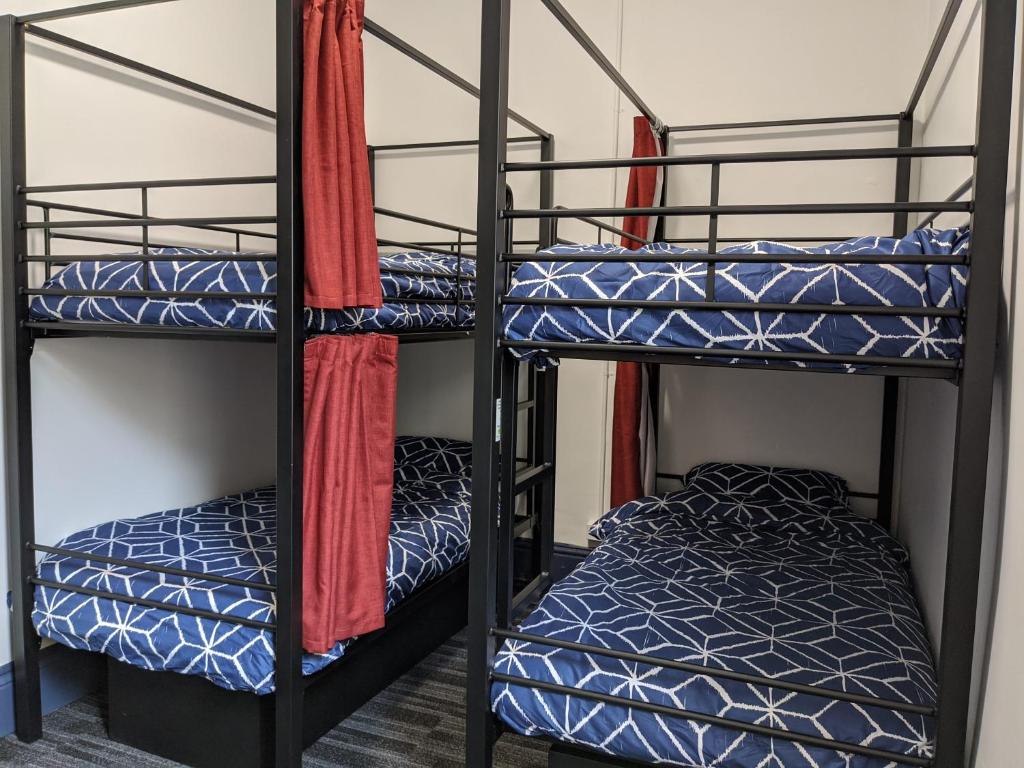 Postel nebo postele na pokoji v ubytování Queen Victoria Hostel