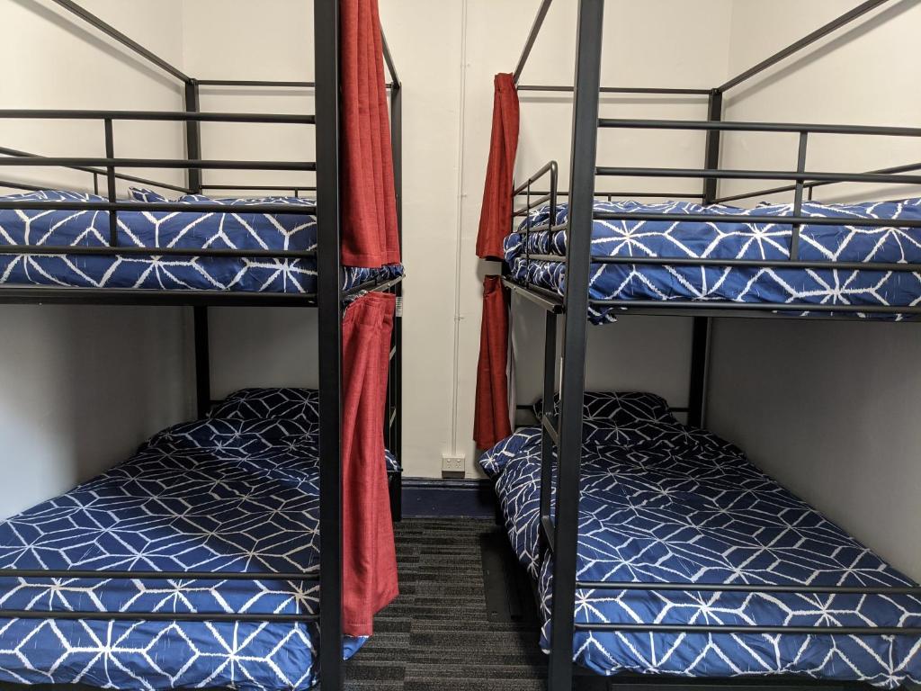 Palanda nebo palandy na pokoji v ubytování Queen Victoria Hostel