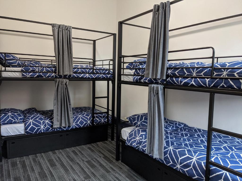 Palanda nebo palandy na pokoji v ubytování Queen Victoria Hostel