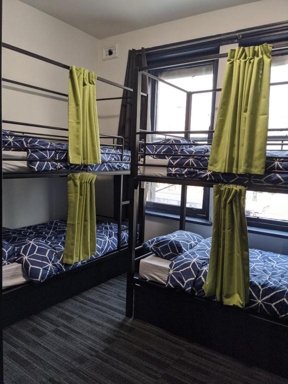 Postel nebo postele na pokoji v ubytování Queen Victoria Hostel