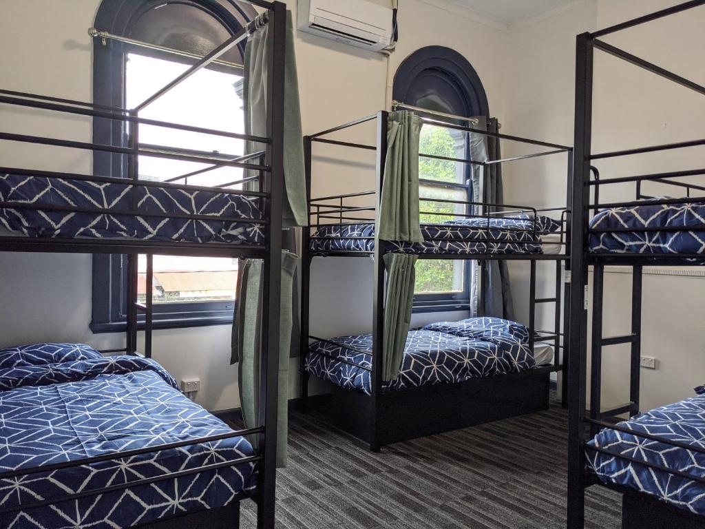 Postel nebo postele na pokoji v ubytování Queen Victoria Hostel