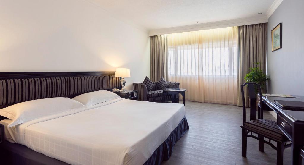 Postel nebo postele na pokoji v ubytování Bayview Hotel Melaka