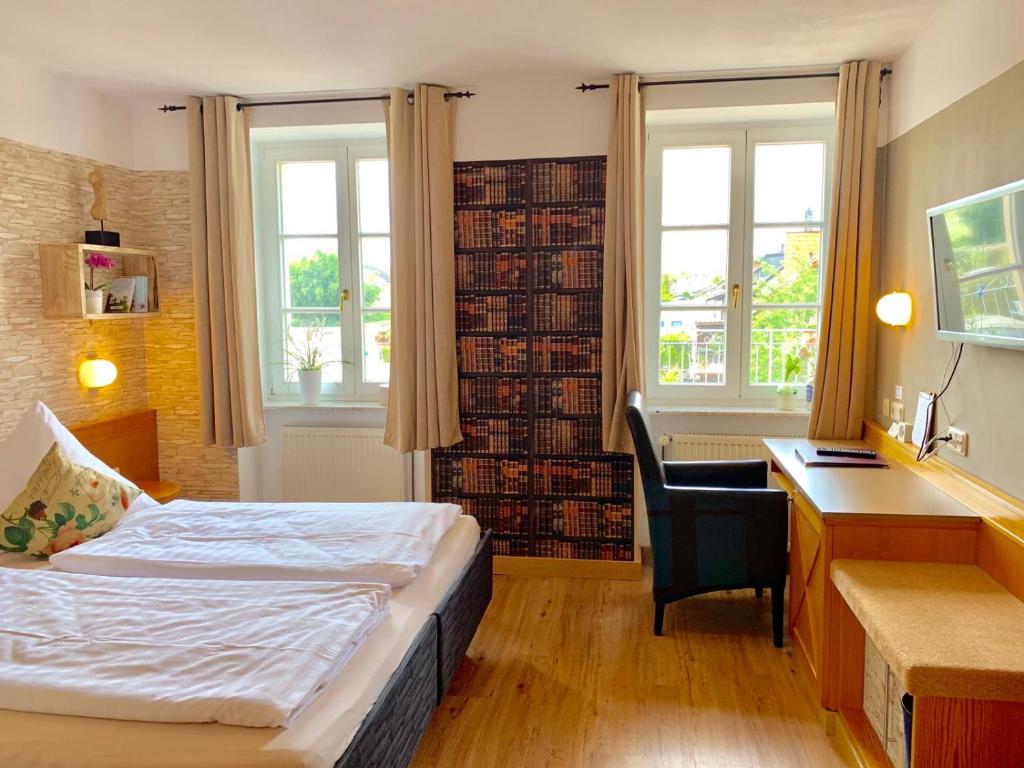 Postel nebo postele na pokoji v ubytování UNO Hotel Chapeau Noir - Free Parking