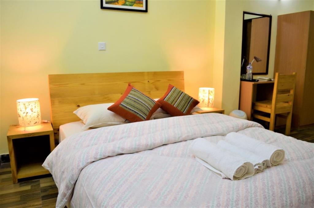 Postel nebo postele na pokoji v ubytování Tanani Newa Home -Dhaulagiri
