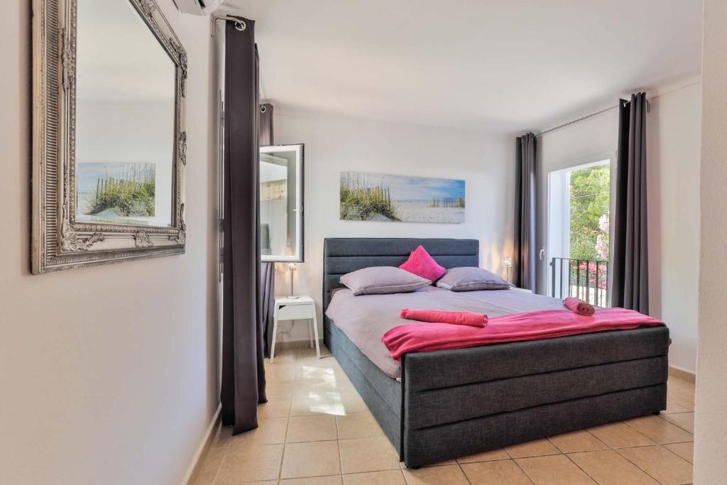 Postel nebo postele na pokoji v ubytování Villa LUMI-Oleanda 8 Pers am Yachthafen Cala d' Or