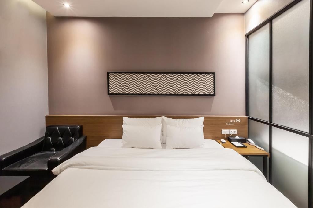 Postel nebo postele na pokoji v ubytování Beomil Brown Dot Hotel
