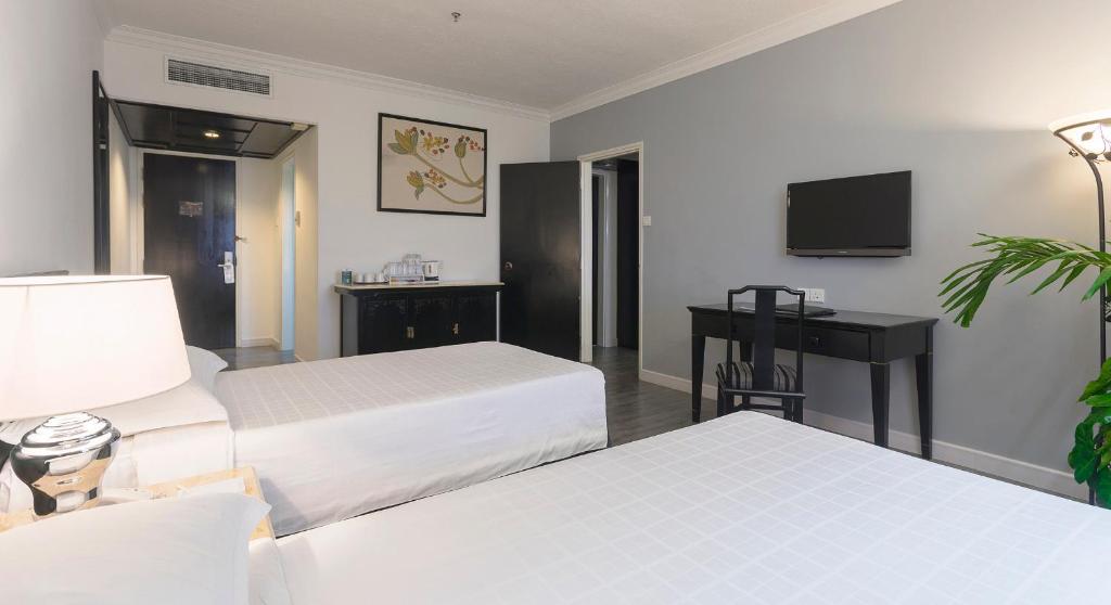 Postel nebo postele na pokoji v ubytování Bayview Hotel Melaka